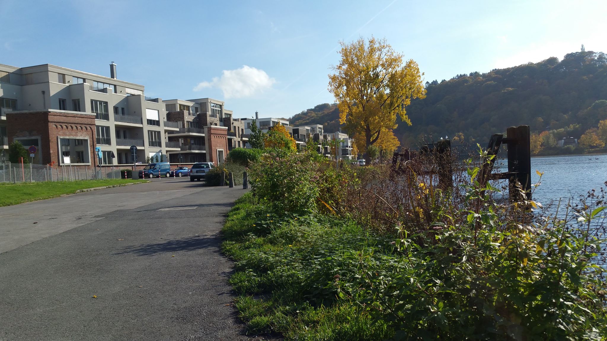 Die Wohnhäuser der Seepromenade am Ufer des Ruhrstausees im Herbst